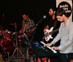 Foto de la galería: Diente de Leche homenajeó a Leo Dan con un gran recital