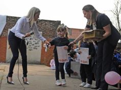 Foto de la galería: Sorpresa y mimos para los docentes en el Colegio del Carmen