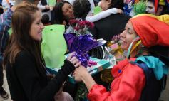 Foto de la galería: Sorpresa y mimos para los docentes en el Colegio del Carmen