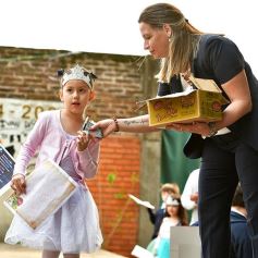 Foto de la galería: Sorpresa y mimos para los docentes en el Colegio del Carmen