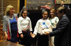 Foto de la galería: Última sesión de la Cámara: Misiones reguló la equinoterapia como actividad terapéutica