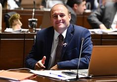 Foto de la galería: Última sesión de la Cámara: Misiones reguló la equinoterapia como actividad terapéutica