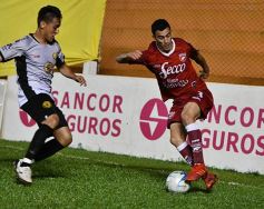 Foto de la galería: Crucero del Norte empató en cero con Defensores de Belgrano