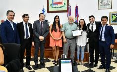 Foto de la galería: El Concejo reconoció la labor de distintos personajes e instituciones de Posadas, entre ellos al fotógrafo Sixto Fariña