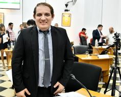 Foto de la galería: El Concejo reconoció la labor de distintos personajes e instituciones de Posadas, entre ellos al fotógrafo Sixto Fariña