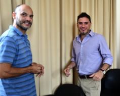 Foto de la galería: Entregaron becas de estudio a jóvenes de barrios de la EBY que cursan distintas carreras de la UNaM