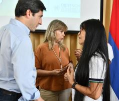 Foto de la galería: Entregaron becas de estudio a jóvenes de barrios de la EBY que cursan distintas carreras de la UNaM