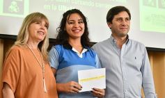 Foto de la galería: Entregaron becas de estudio a jóvenes de barrios de la EBY que cursan distintas carreras de la UNaM