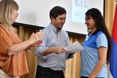 Foto de la galería: Entregaron becas de estudio a jóvenes de barrios de la EBY que cursan distintas carreras de la UNaM