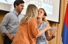 Foto de la galería: Entregaron becas de estudio a jóvenes de barrios de la EBY que cursan distintas carreras de la UNaM