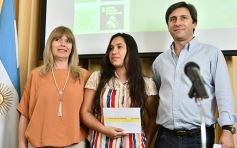Foto de la galería: Entregaron becas de estudio a jóvenes de barrios de la EBY que cursan distintas carreras de la UNaM