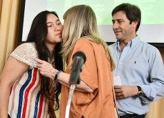 Foto de la galería: Entregaron becas de estudio a jóvenes de barrios de la EBY que cursan distintas carreras de la UNaM