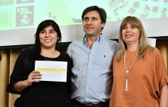 Foto de la galería: Entregaron becas de estudio a jóvenes de barrios de la EBY que cursan distintas carreras de la UNaM
