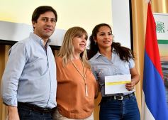 Foto de la galería: Entregaron becas de estudio a jóvenes de barrios de la EBY que cursan distintas carreras de la UNaM