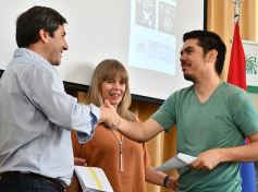Foto de la galería: Entregaron becas de estudio a jóvenes de barrios de la EBY que cursan distintas carreras de la UNaM
