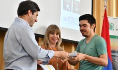 Foto de la galería: Entregaron becas de estudio a jóvenes de barrios de la EBY que cursan distintas carreras de la UNaM