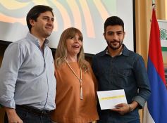Foto de la galería: Entregaron becas de estudio a jóvenes de barrios de la EBY que cursan distintas carreras de la UNaM