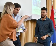 Foto de la galería: Entregaron becas de estudio a jóvenes de barrios de la EBY que cursan distintas carreras de la UNaM