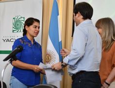 Foto de la galería: Entregaron becas de estudio a jóvenes de barrios de la EBY que cursan distintas carreras de la UNaM