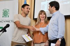 Foto de la galería: Entregaron becas de estudio a jóvenes de barrios de la EBY que cursan distintas carreras de la UNaM