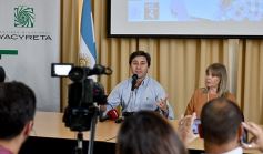 Foto de la galería: Entregaron becas de estudio a jóvenes de barrios de la EBY que cursan distintas carreras de la UNaM