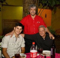 Foto de la galería: Arnaldo Santacruz celebró su cumple con todo: música y asado hasta el amanecer