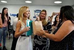 Foto de la galería: Herrera Ahuad visitó la Casita de “Creación” y la Escuela de Robótica con Fabiola Yañez, futura Primera Dama