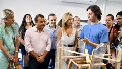 Foto de la galería: Herrera Ahuad visitó la Casita de “Creación” y la Escuela de Robótica con Fabiola Yañez, futura Primera Dama