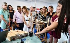 Foto de la galería: Herrera Ahuad visitó la Casita de “Creación” y la Escuela de Robótica con Fabiola Yañez, futura Primera Dama