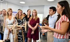 Foto de la galería: Herrera Ahuad visitó la Casita de “Creación” y la Escuela de Robótica con Fabiola Yañez, futura Primera Dama
