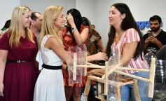 Foto de la galería: Herrera Ahuad visitó la Casita de “Creación” y la Escuela de Robótica con Fabiola Yañez, futura Primera Dama