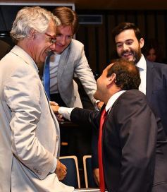 Foto de la galería: Fiesta de la democracia: juraron el gobernador y el vice y reeligieron a Carlos Rovira al frente de la Legislatura