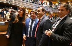 Foto de la galería: Fiesta de la democracia: juraron el gobernador y el vice y reeligieron a Carlos Rovira al frente de la Legislatura