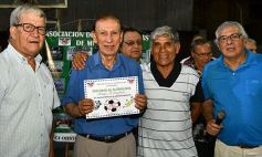 Sixto Fotografías. Deportes. Homenajes - Homenajearon a leyendas del fútbol misionero