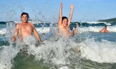Sixto Fotografías. Sociedad. Varios - Misioneros en las playas de Brasil
