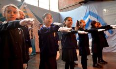 Sixto Fotografías. Sociedad. Educación - Emotiva ceremonia de promesa de lealtad a la Bandera en el Colegio del Carmen