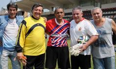 Sixto Fotografías. Deportes. Amistosos - Glorias de Guaraní y de Iguazú jugaron un partido en Villa Sarita