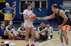 Foto de la galería: Huevo Sánchez dictó una interesantísima clínica de básquet en el Mitre