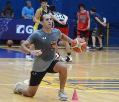 Foto de la galería: Huevo Sánchez dictó una interesantísima clínica de básquet en el Mitre