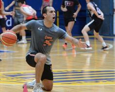 Foto de la galería: Huevo Sánchez dictó una interesantísima clínica de básquet en el Mitre