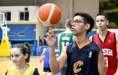 Foto de la galería: Huevo Sánchez dictó una interesantísima clínica de básquet en el Mitre