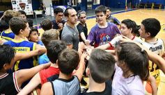Foto de la galería: Huevo Sánchez dictó una interesantísima clínica de básquet en el Mitre