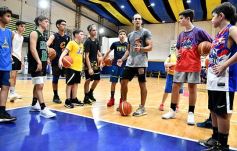 Foto de la galería: Huevo Sánchez dictó una interesantísima clínica de básquet en el Mitre