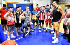 Foto de la galería: Huevo Sánchez dictó una interesantísima clínica de básquet en el Mitre