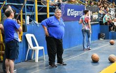 Foto de la galería: Huevo Sánchez dictó una interesantísima clínica de básquet en el Mitre