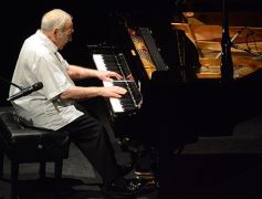 Foto de la galería: El pianista Miguel Ángel Estrella maravilló a todos con su concierto en el Teatro Lírico
