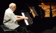 Foto de la galería: El pianista Miguel Ángel Estrella maravilló a todos con su concierto en el Teatro Lírico
