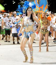 Foto de la galería: Postales de los Carnavales del Río: la noche que el ritmo pudo más que el frío