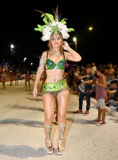 Foto de la galería: Postales de los Carnavales del Río: la noche que el ritmo pudo más que el frío