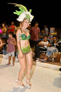 Foto de la galería: Postales de los Carnavales del Río: la noche que el ritmo pudo más que el frío